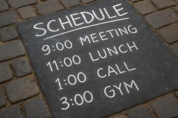 Sokak zeminde tebeşirle çizilmiş program